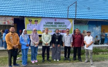 Sekda Bone Bolango, Iwan Mustapa, bersama stakeholder dan jajaran Polres Bone Bolango usai pengguntingan pita peresmian Toko Pengendalian Inflasi di Pasar Kamis Tapa/Hibata.id