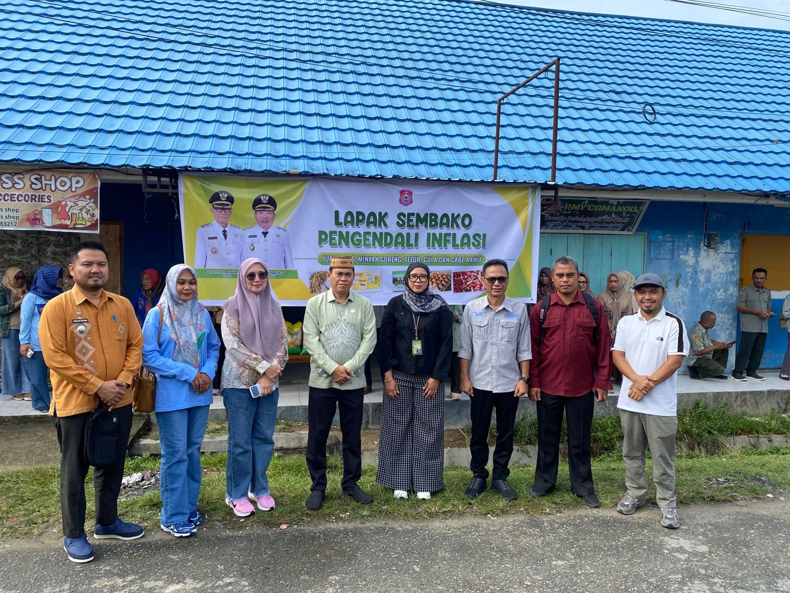 Sekda Bone Bolango, Iwan Mustapa, bersama stakeholder dan jajaran Polres Bone Bolango usai pengguntingan pita peresmian Toko Pengendalian Inflasi di Pasar Kamis Tapa/Hibata.id
