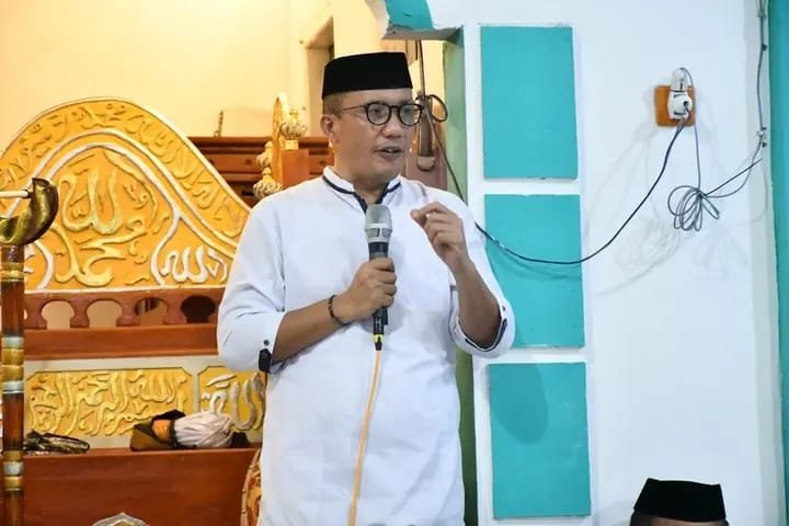Wakil Bupati Boalemo Lahmuddin Hambali memimpin Safari Ramadan di Masjid Al-Miftahul Jannah, Botumoito. Pemkab Boalemo bersama Baznas salurkan bantuan dan perkuat pengelolaan zakat 2026/Hibata.id