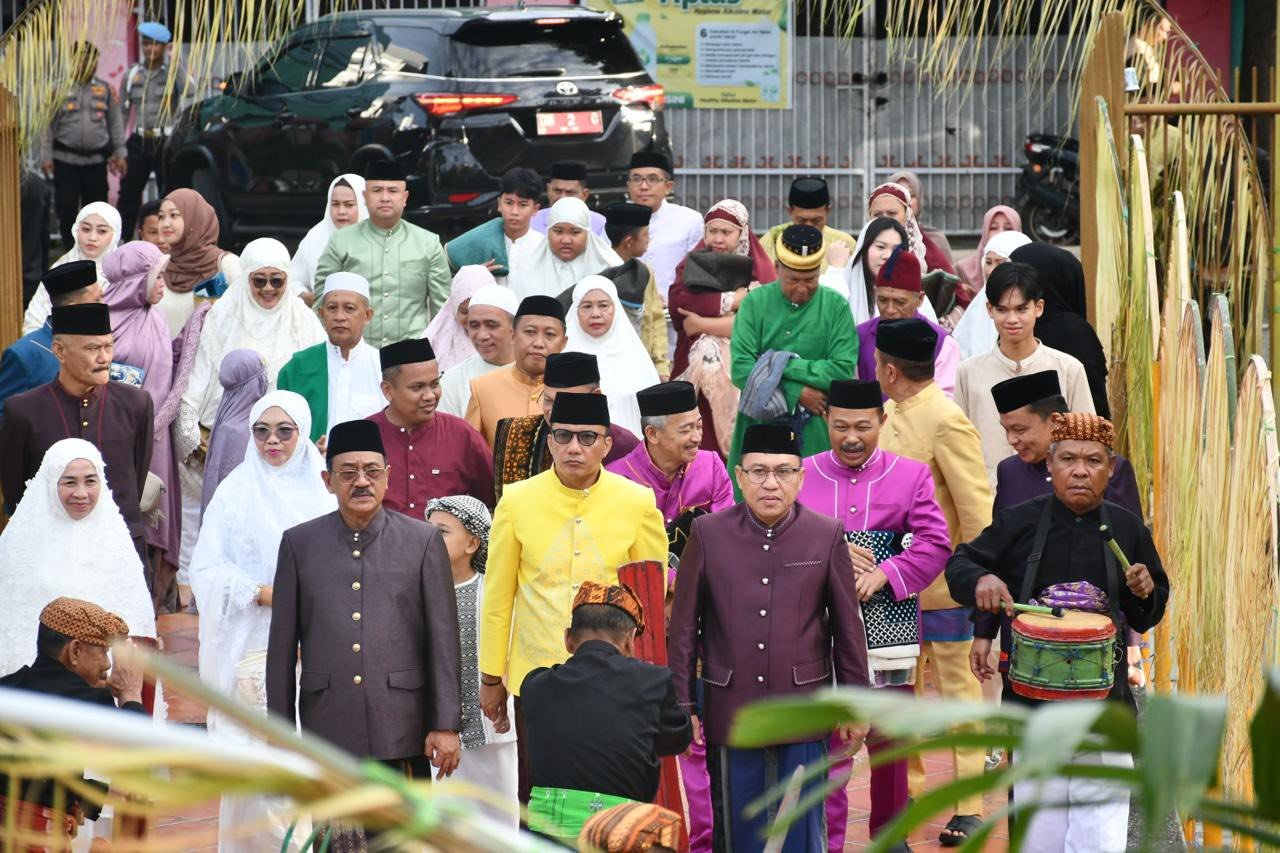 Bupati Boalemo Rum Pagau bersama Wakil Bupati Lahmudin Hambali dan jajaran Forum Koordinasi Pimpinan Daerah (Forkopimda) melaksanakan Shalat Idul Fitri 1447 Hijriah/Hibata.id