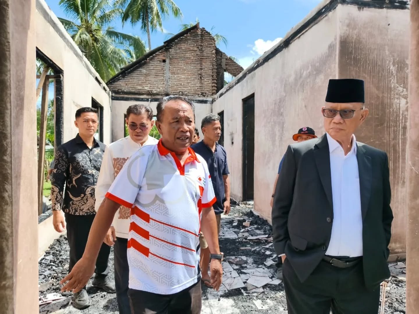 Bupati Bone Bolango, Ismet Mile menyalurkan bantuan kepada warga yang terdampak kebakaran di Desa Bendungan, Kecamatan Bulango Utara, Minggu (22/3/2026)
