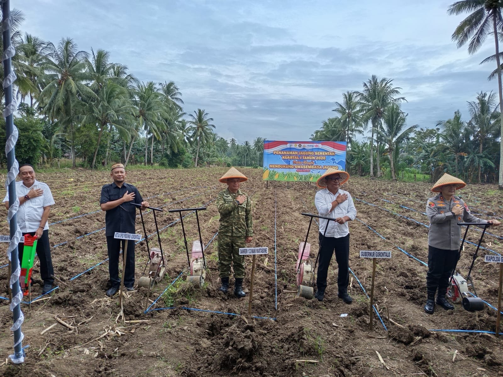 Anggota Komisi II DPRD Provinsi Gorontalo Hamzah Idrus saat menghadiri tanam raya jagung serentak/Hibata.id