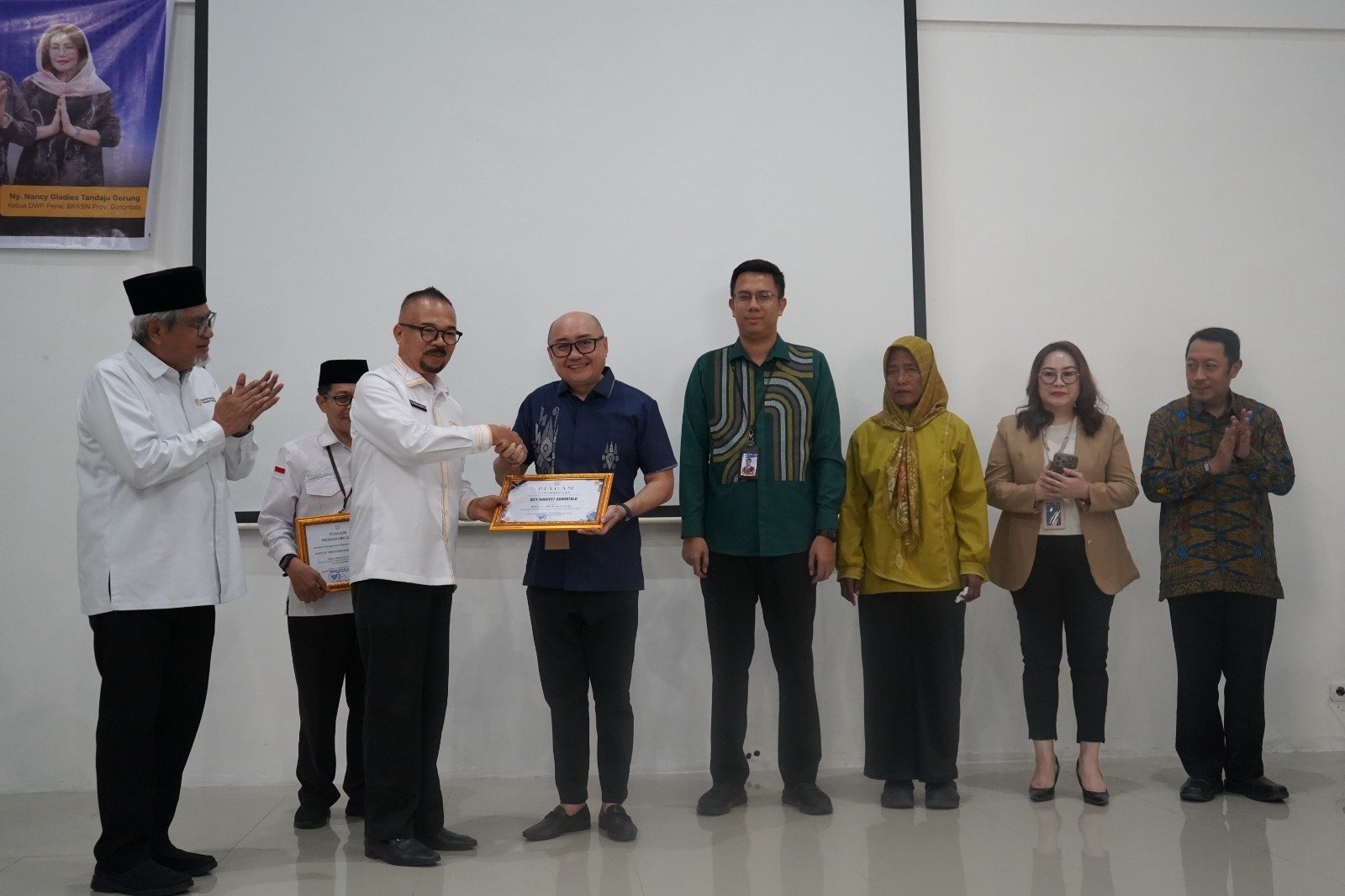 Ketua DPRD Provinsi Gorontalo, Idrus M.T Mopili, menghadiri acara pelepasan purna tugas Kepala Perwakilan BKKBN/Hibata.id