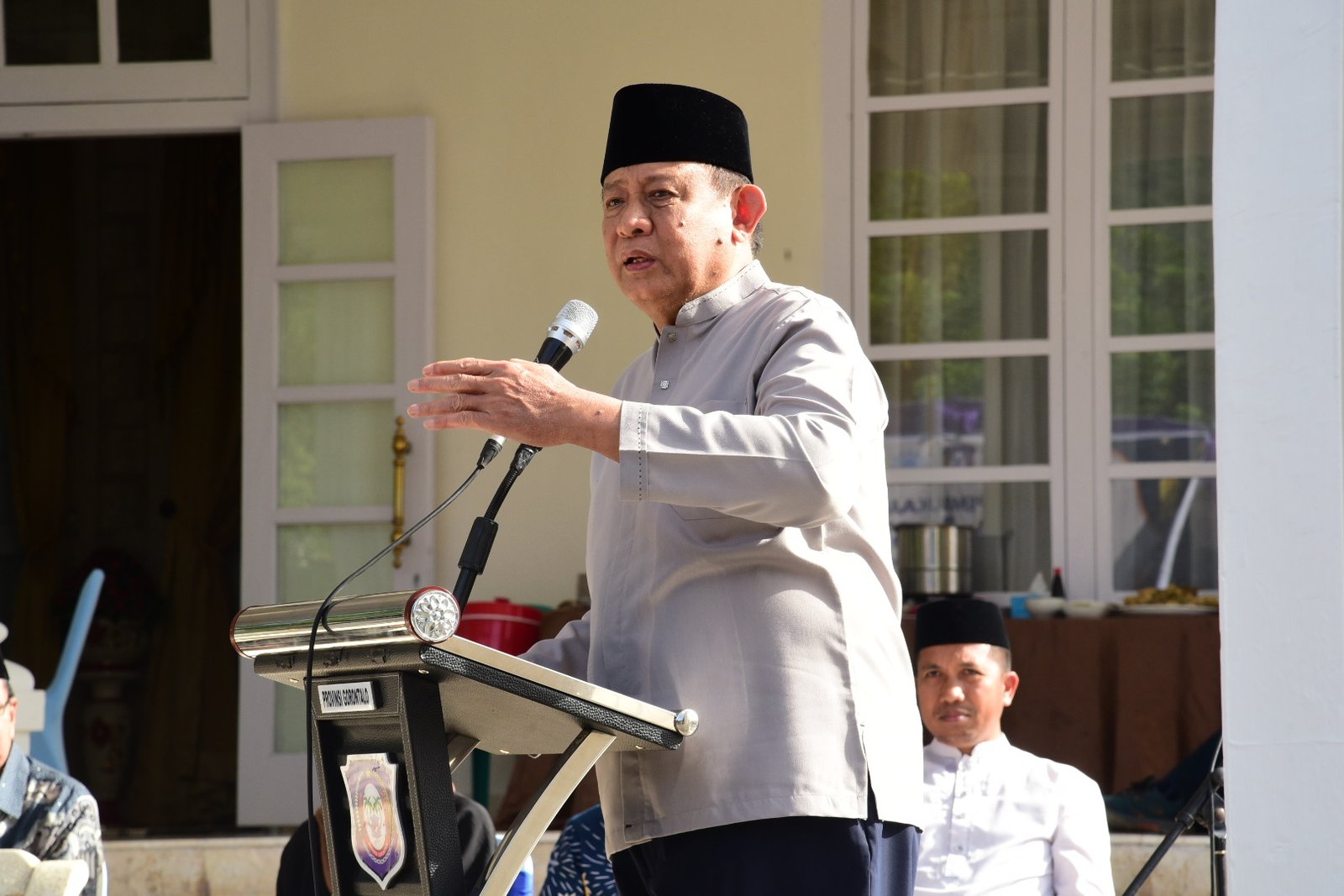 Gubernur Gorontalo Gusnar Ismail saat membuka Kuliah Subuh dan bersilaturahmi dengan warga Muhammadiyah di halaman Rumah Jabatan Gubernur, Sabtu (20/4/2025). (Foto : Mila)/Hibata.id