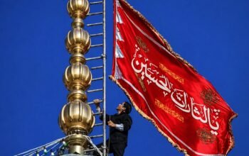 Bendera merah berkibar di atas Masjid Jamkaran, Qom, Iran, setelah kematian Pemimpin Tertinggi Iran Ayatollah Ali Khamenei/Hibata.id