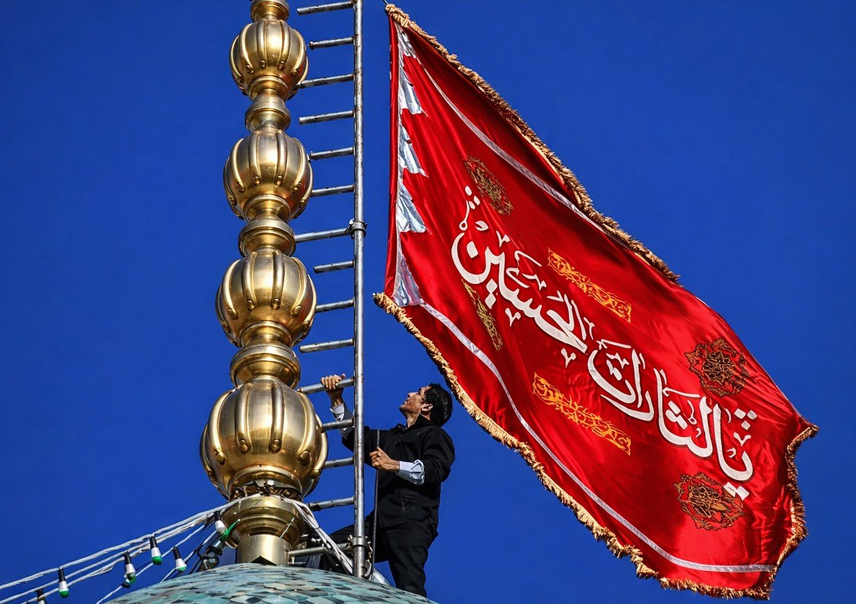 Bendera merah berkibar di atas Masjid Jamkaran, Qom, Iran, setelah kematian Pemimpin Tertinggi Iran Ayatollah Ali Khamenei/Hibata.id