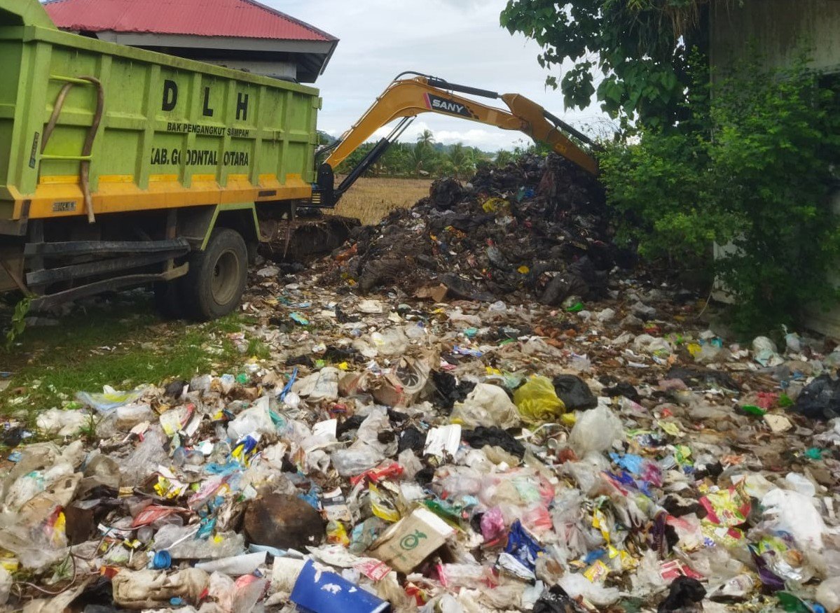 Menindaklanjuti pemberitaan sebelumnya, RS Zainal Umar Sidiki bergerak cepat membersihkan tumpukan sampah dan menggandeng DLH untuk pengangkutan rutin dua kali seminggu/Hibata.id