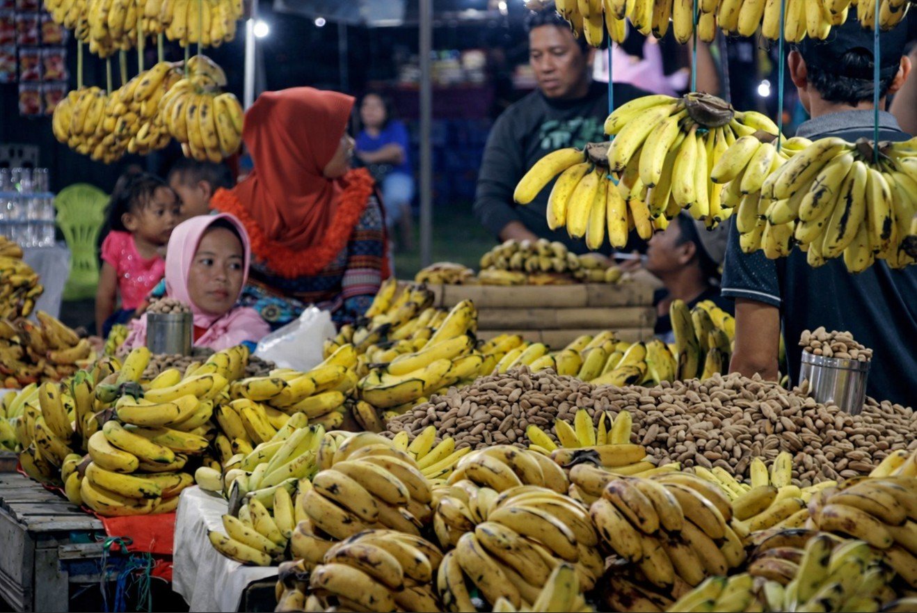 Malam Qunut di Gorontalo: Dari Tradisi Mandi Bersama hingga Pasar Pisang dan Kacang yang Bertahan Puluhan Tahun/Hibata.id