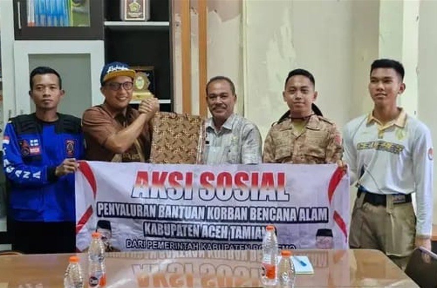 Wakil Bupati Boalemo Lahmuddin Hambali menyerahkan bantuan masyarakat Boalemo kepada korban banjir di Aceh Tamiang. Bantuan diterima Sekda Aceh Tamiang dan disaksikan Wakil Menteri Lingkungan Hidup/Hibata.id
