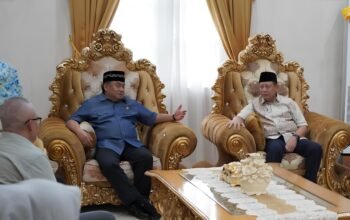 Gubernur Gorontalo Gusnar Ismail menerima kunjungan silaturahmi anggota DPR RI Dapil Gorontalo Rahmat Gobel, Jumat (13/3/2025). (Foto : Bahrian)/Hibata.id