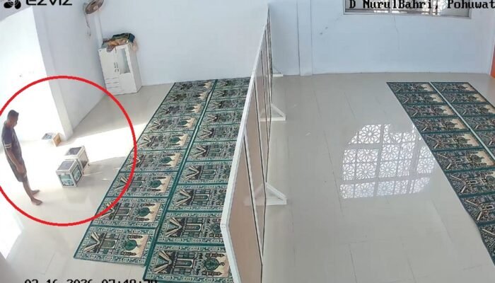 Pagi Hari di Bulan Puasa, Pria Terekam CCTV Curi Kotak Amal Masjid Pohuwato