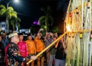 Bupati Ismet Mile saat menyalakan lampu botol pada perayaan Tumbilotohe di Kabupaten Bone Bolango, Senin (16/3/2026) malam. (F.Indra/Diskominfo)/Hibata.id