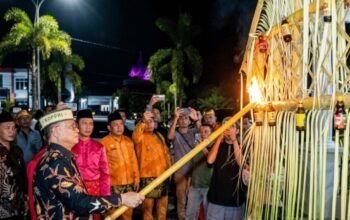 Bupati Ismet Mile saat menyalakan lampu botol pada perayaan Tumbilotohe di Kabupaten Bone Bolango, Senin (16/3/2026) malam. (F.Indra/Diskominfo)/Hibata.id