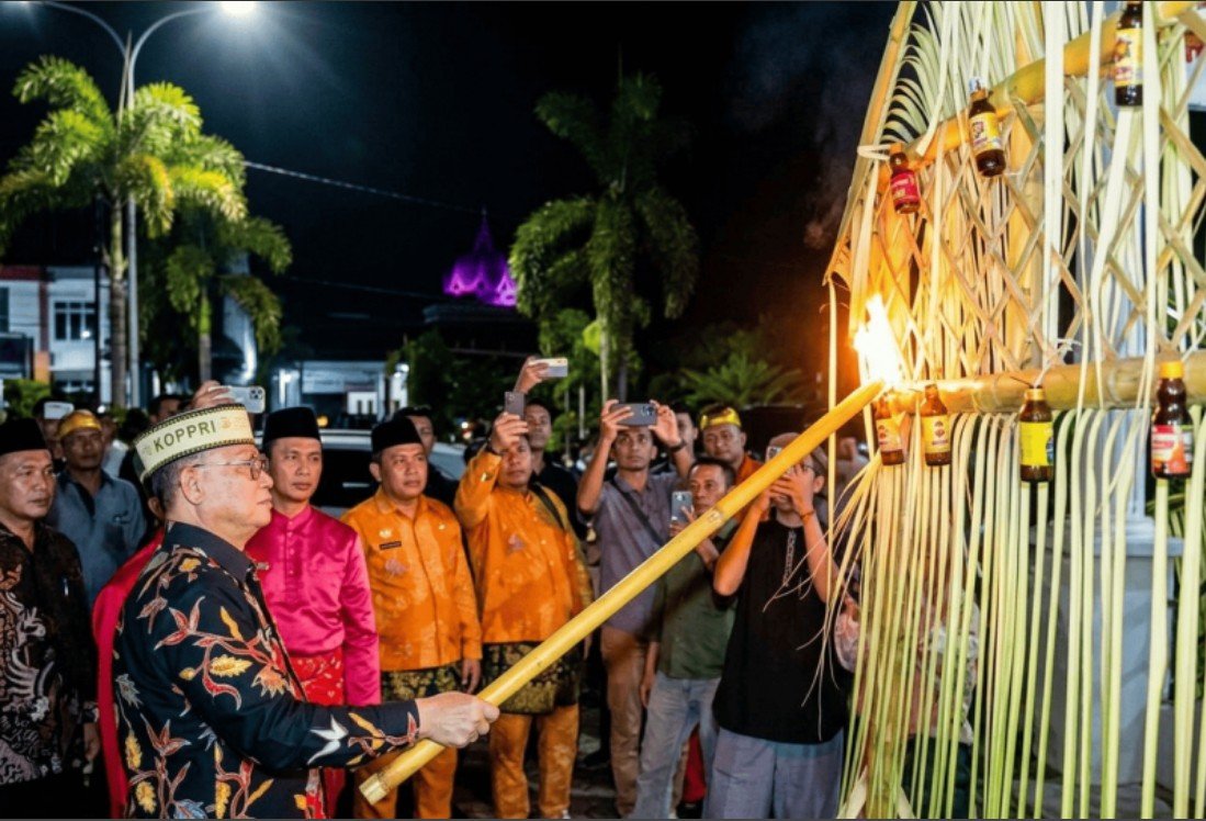 Bupati Ismet Mile saat menyalakan lampu botol pada perayaan Tumbilotohe di Kabupaten Bone Bolango, Senin (16/3/2026) malam. (F.Indra/Diskominfo)/Hibata.id