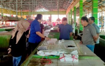 Komisi II DPRD Provinsi Gorontalo melakukan monitoring harga dan ketersediaan sembako di Pasar Limboto jelang Idul Fitri 1447 H. Stok aman/Hibata.id