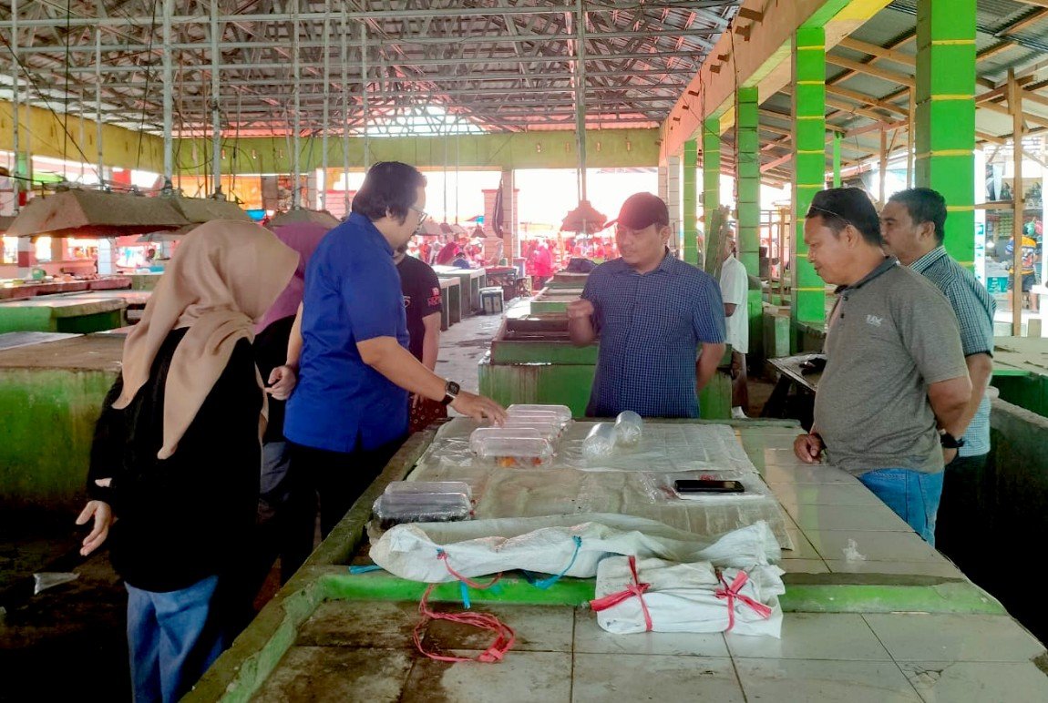 Komisi II DPRD Provinsi Gorontalo melakukan monitoring harga dan ketersediaan sembako di Pasar Limboto jelang Idul Fitri 1447 H. Stok aman/Hibata.id