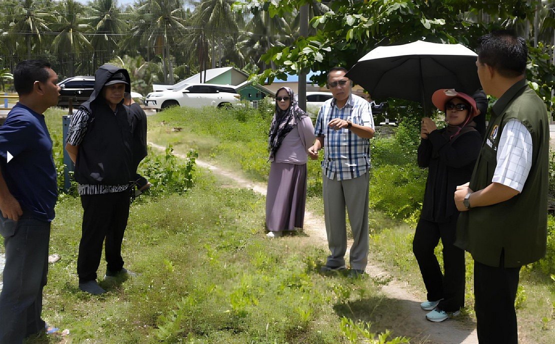 Komisi III DPRD Gorontalo meninjau proyek irigasi Randangan Kiri di Pohuwato usai laporan warga. Ditemukan dugaan ketidaksesuaian konstruksi pada proyek Rp16,9 miliar/Hibata.id