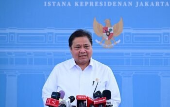 Menteri Koordinator Bidang Perekonomian Airlangga Hartarto di Kompleks Istana Kepresidenan Jakarta. Pemerintah tengah mengkaji kebijakan fleksibilitas kerja melalui skema Work From Home (WFH) satu hari dalam lima hari kerja. (Foto: Istimewa)./Hibata.id