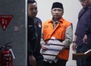 Yaqut Cholil Qoumas, saat dibawa menuju mobil tahanan di Gedung Merah Putih Komisi Pemberantasan Korupsi (KPK), Jakarta, Kamis (12/3/2026). (Liputan6.com/Helmi Fithriansyah)/Hibata.id