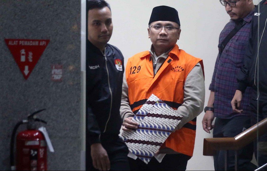 Yaqut Cholil Qoumas, saat dibawa menuju mobil tahanan di Gedung Merah Putih Komisi Pemberantasan Korupsi (KPK), Jakarta, Kamis (12/3/2026). (Liputan6.com/Helmi Fithriansyah)/Hibata.id