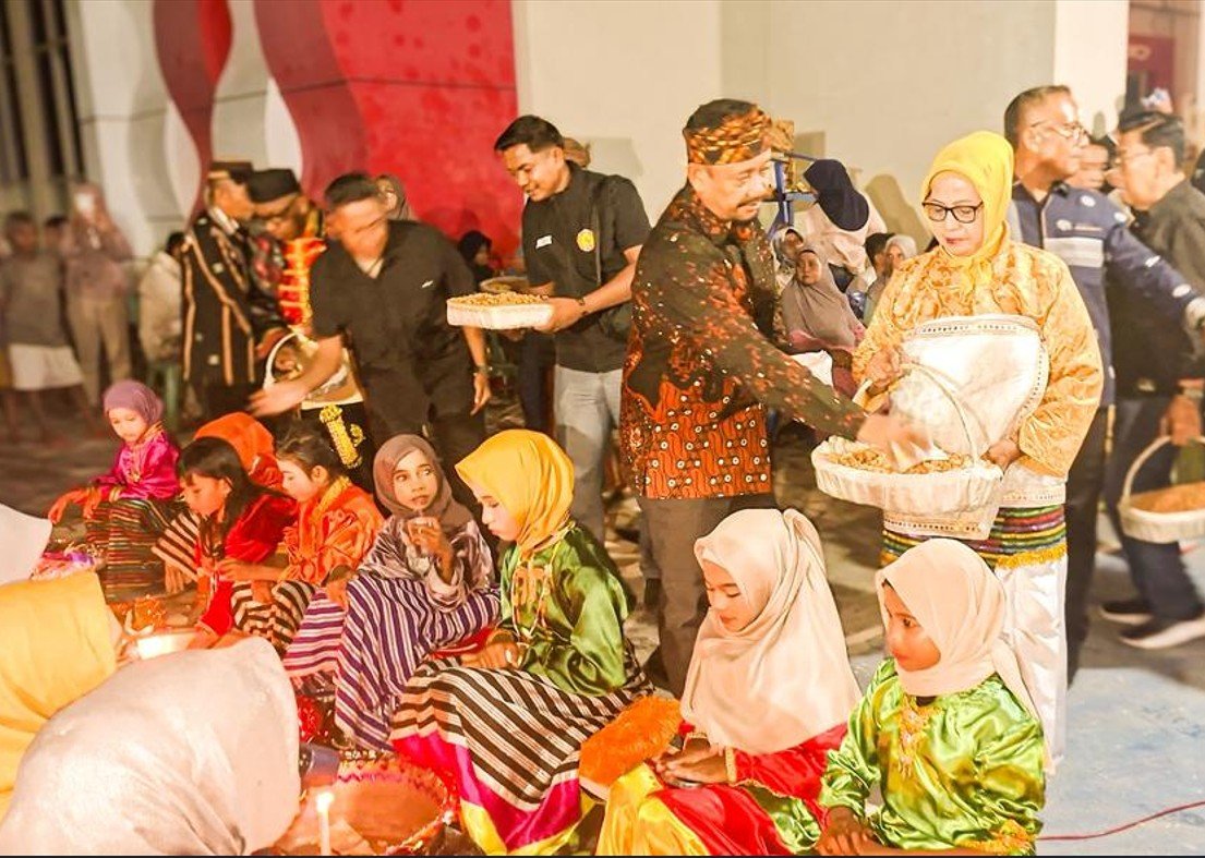 Bupati Buton Tengah menghadiri tradisi Kamomose di Lakudo, Sulawesi Tenggara/Hibata.id
