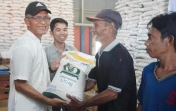 Sekretaris Daerah Kota Gorontalo, Ismail Madjid saat membagikan bantuan pangan menjelang Idulfitri 1447 Hijriah. (Foto: Humas Pemkot Gorontalo)