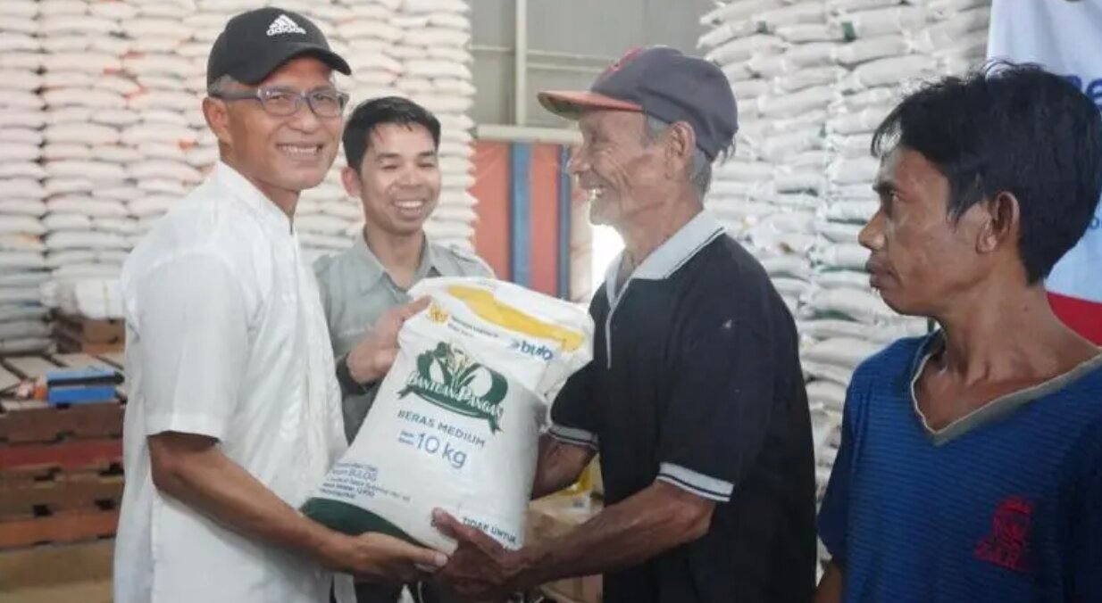 Sekretaris Daerah Kota Gorontalo, Ismail Madjid saat membagikan bantuan pangan menjelang Idulfitri 1447 Hijriah. (Foto: Humas Pemkot Gorontalo)