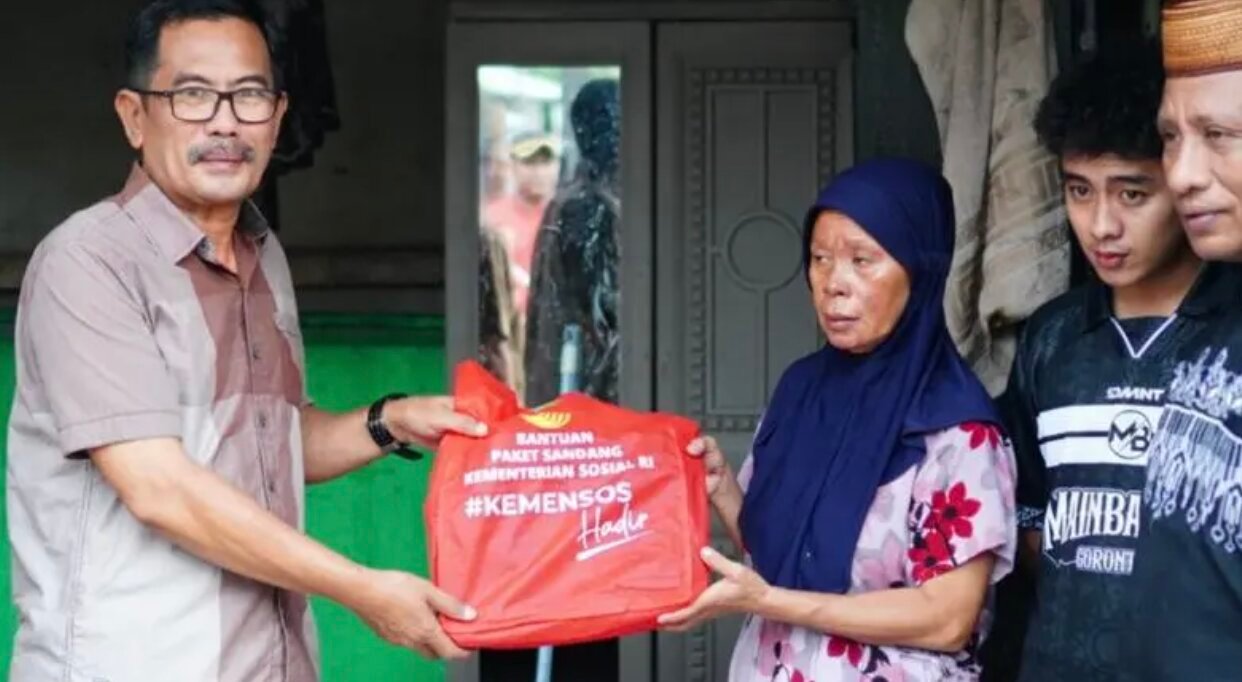 Pemerintah Kota Gorontalo menyalurkan bantuan bagi korban kebakaran di Kelurahan Talumolo. (Foto: Humas Pemkot Gorontalo)