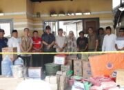 Sekretaris Daerah Kota Gorontalo, Ismail Madjid saat menyerahkan bantuan kepada korban kebakaran di Kelurahan Huangobotu, Selasa (24/3/2026). (Foto: Humas Pemkot Gorontalo)