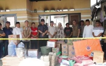 Sekretaris Daerah Kota Gorontalo, Ismail Madjid saat menyerahkan bantuan kepada korban kebakaran di Kelurahan Huangobotu, Selasa (24/3/2026). (Foto: Humas Pemkot Gorontalo)