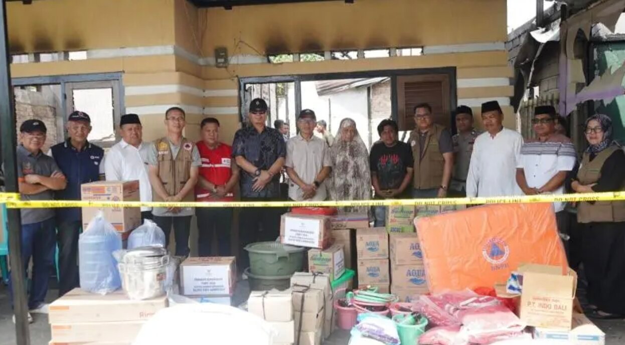 Sekretaris Daerah Kota Gorontalo, Ismail Madjid saat menyerahkan bantuan kepada korban kebakaran di Kelurahan Huangobotu, Selasa (24/3/2026). (Foto: Humas Pemkot Gorontalo)