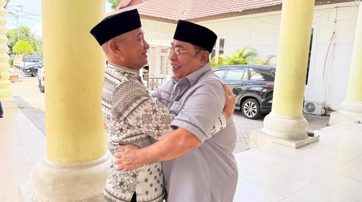 Wali Kota Gorontalo Adhan Dambea menerima kunjungan silaturahmi dari Bupati Pohuwato Saipul A. Mbuinga. (Foto: Humas Pemkot Gorontalo)