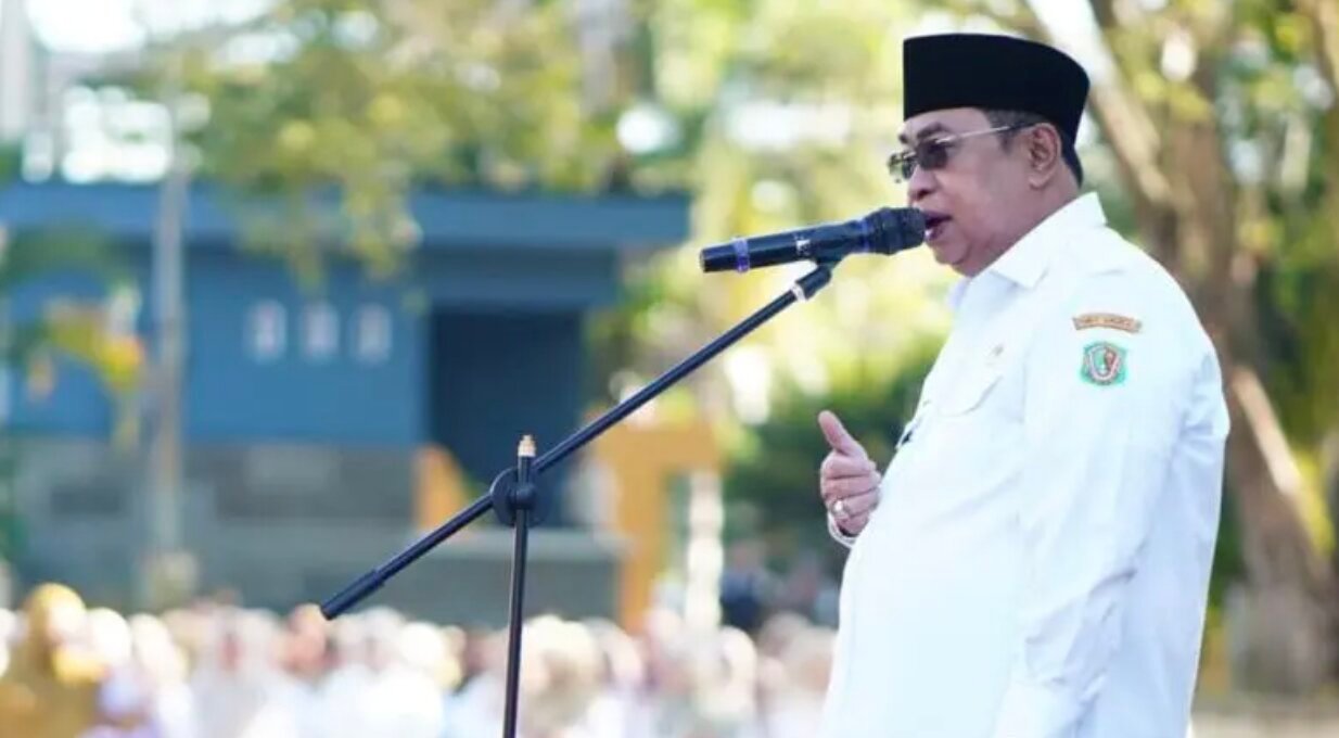 Wali Kota Gorontalo, Adhan Dambea saat memimpin apel kerja pasca libur Hari Raya Idulfitri dan cuti bersama, Rabu (25/3/2026), di Lapangan Taruna Remaja. (Foto: Humas Pemkot Gorontalo)