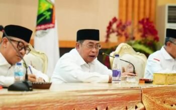 Wali Kota Gorontalo, Adhan Dambea saat memimpin rapat koordinasi dan evaluasi (Rakorev) penyelenggaraan pemerintahan, pembangunan, dan kemasyarakatan di Bandhayo Lo Yiladia (BLY), Rabu (25/3/2026). (Foto: Humas Pemkot Gorontalo)