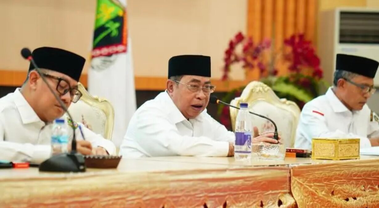 Wali Kota Gorontalo, Adhan Dambea saat memimpin rapat koordinasi dan evaluasi (Rakorev) penyelenggaraan pemerintahan, pembangunan, dan kemasyarakatan di Bandhayo Lo Yiladia (BLY), Rabu (25/3/2026). (Foto: Humas Pemkot Gorontalo)