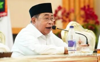 Wali Kota Gorontalo, Adhan Dambea saat memimpin rapat koordinasi dan evaluasi (Rakorev) penyelenggaraan pemerintahan, pembangunan, dan kemasyarakatan di Bandhayo Lo Yiladia (BLY), Rabu (25/3/2026). (Foto: Humas Pemkot Gorontalo)