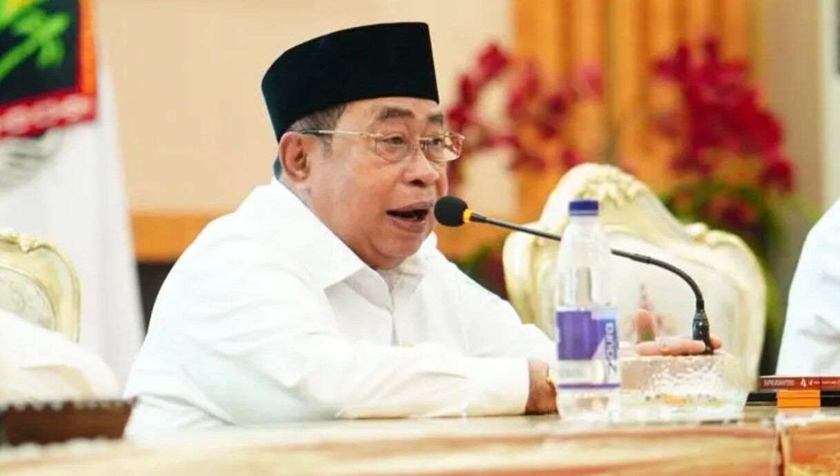 Wali Kota Gorontalo, Adhan Dambea saat memimpin rapat koordinasi dan evaluasi (Rakorev) penyelenggaraan pemerintahan, pembangunan, dan kemasyarakatan di Bandhayo Lo Yiladia (BLY), Rabu (25/3/2026). (Foto: Humas Pemkot Gorontalo)