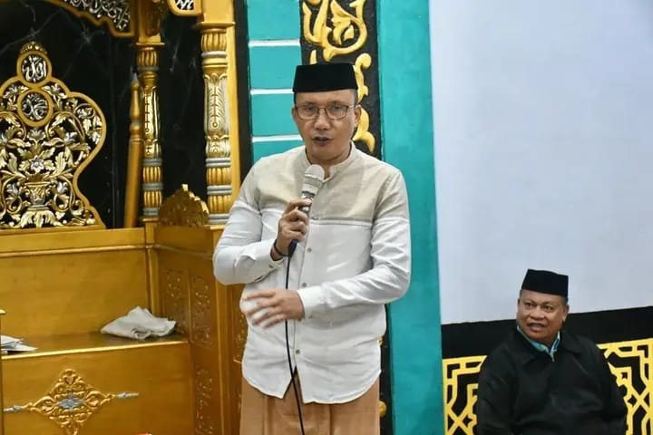 Pemerintah Kabupaten Boalemo menggelar Tarawih Keliling hari ke-10 Ramadan 1447 H di Masjid Nurul Falah, Tilamuta. Wakil Bupati Lahmudin Hambali menyerahkan paket Ramadan Baznas kepada warga/Hibata.id