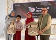 Wakil Wali Kota Gorontalo, Indra Gobel, mendampingi penyaluran 2.000 paket belajar bagi siswa di Kota Gorontalo, Selasa, 3 Maret 2026. (Foto: Randa Damaling/Hibata.id)
