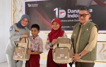 Wakil Wali Kota Gorontalo, Indra Gobel, mendampingi penyaluran 2.000 paket belajar bagi siswa di Kota Gorontalo, Selasa, 3 Maret 2026. (Foto: Randa Damaling/Hibata.id)