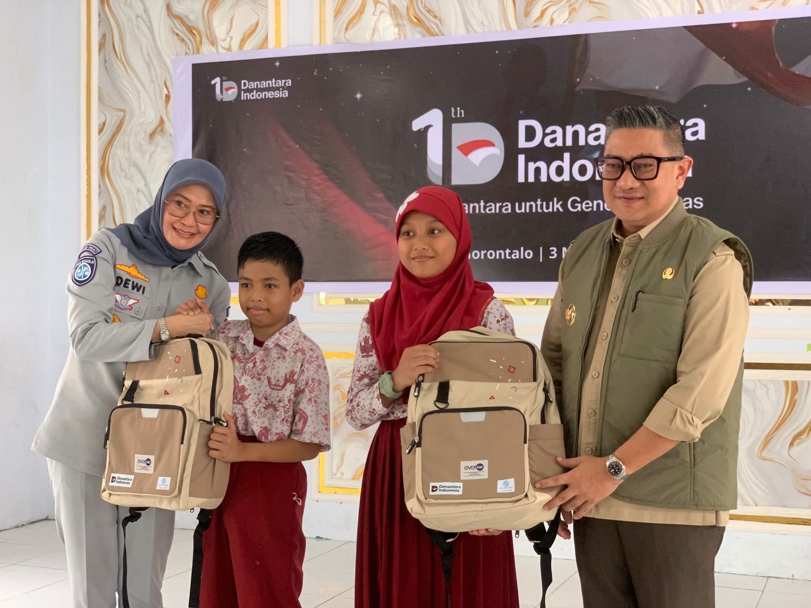 Wakil Wali Kota Gorontalo, Indra Gobel, mendampingi penyaluran 2.000 paket belajar bagi siswa di Kota Gorontalo, Selasa, 3 Maret 2026. (Foto: Randa Damaling/Hibata.id)