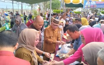 Pemerintah Kabupaten Gorontalo menggulirkan Program Pasar Murah Bersubsidi (PARAS ST) menjelang Ramadan di halaman Kejaksaan Negeri Kabupaten Gorontalo, Selasa, 3 Maret 2026. (Foto: Istw)