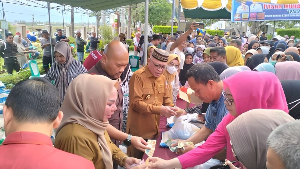 Pemerintah Kabupaten Gorontalo menggulirkan Program Pasar Murah Bersubsidi (PARAS ST) menjelang Ramadan di halaman Kejaksaan Negeri Kabupaten Gorontalo, Selasa, 3 Maret 2026. (Foto: Istw)
