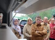 Bupati Gorontalo Sofyan Puhi memimpin peninjauan pedagang takjil di Bundaran Tugu Adipura, Selasa (3/3/2026). (Foto: Humas Pemkab Gorontalo)