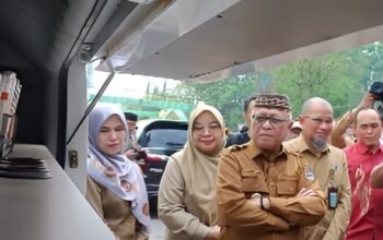 Bupati Gorontalo Sofyan Puhi memimpin peninjauan pedagang takjil di Bundaran Tugu Adipura, Selasa (3/3/2026). (Foto: Humas Pemkab Gorontalo)