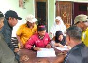 Sejumlah anggota Koperasi Tani Plasma Amanah saat menyeluhkan soal Pembagian Sisa Hasil Usaha (SHU) yang Tanpa Transparansi. (Foto: Istw)