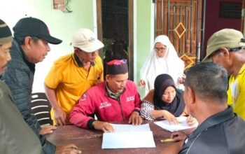 Sejumlah anggota Koperasi Tani Plasma Amanah saat menyeluhkan soal Pembagian Sisa Hasil Usaha (SHU) yang Tanpa Transparansi. (Foto: Istw)