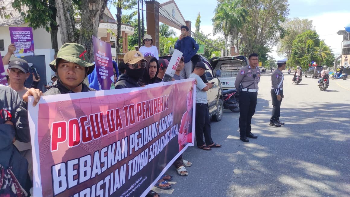 Organisasi masyarakat sipil yang tergabung dalam Koalisi Kawal Pekurehua menggelar aksi damai di depan Pengadilan Negeri Poso menjelang sidang putusan perkara Christian Toibo. (Foto: istw)