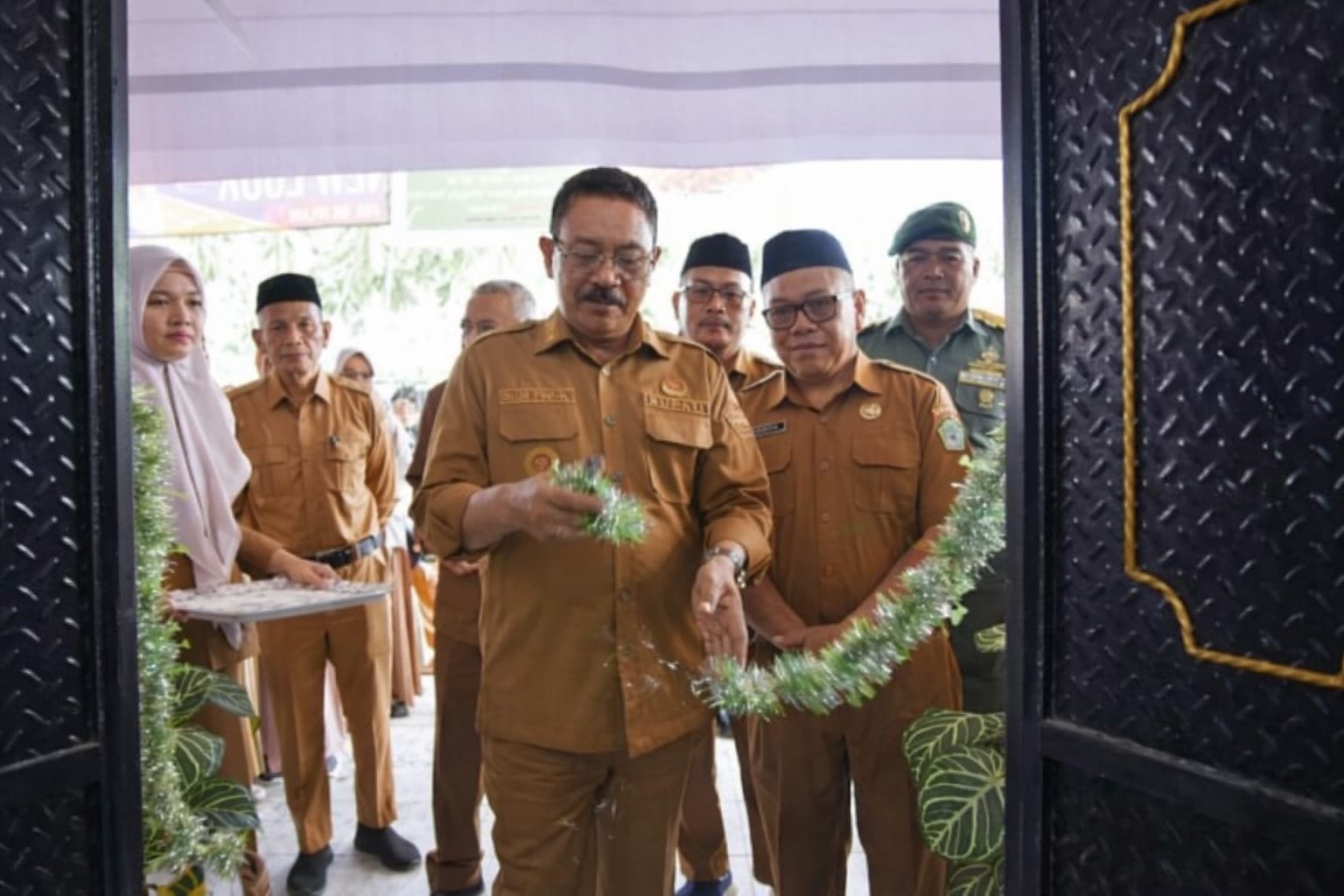 Bupati Boalemo Rum Pagau meresmikan Toko Pengendalian Inflasi Daerah (Haimart) di Pasar Minggu Tilamuta/Hibata.id