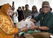Bupati Gorontalo Sofyan Puhi meninjau langsung penyaluran paket sembako tersebut dan memastikan program berjalan tepat sasaran/Hibata.id